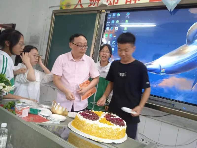 为留守儿童过生日.jpg