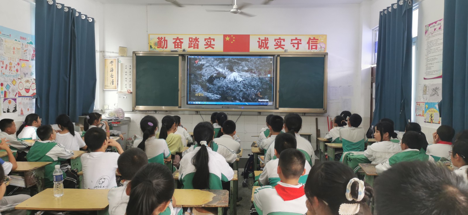 观看爱国主义教育电影扫雷战.jpg