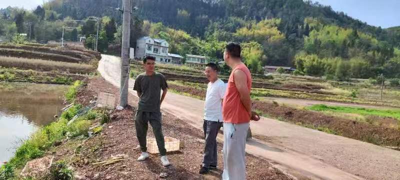 到小龙虾养殖户刘江走访.jpg